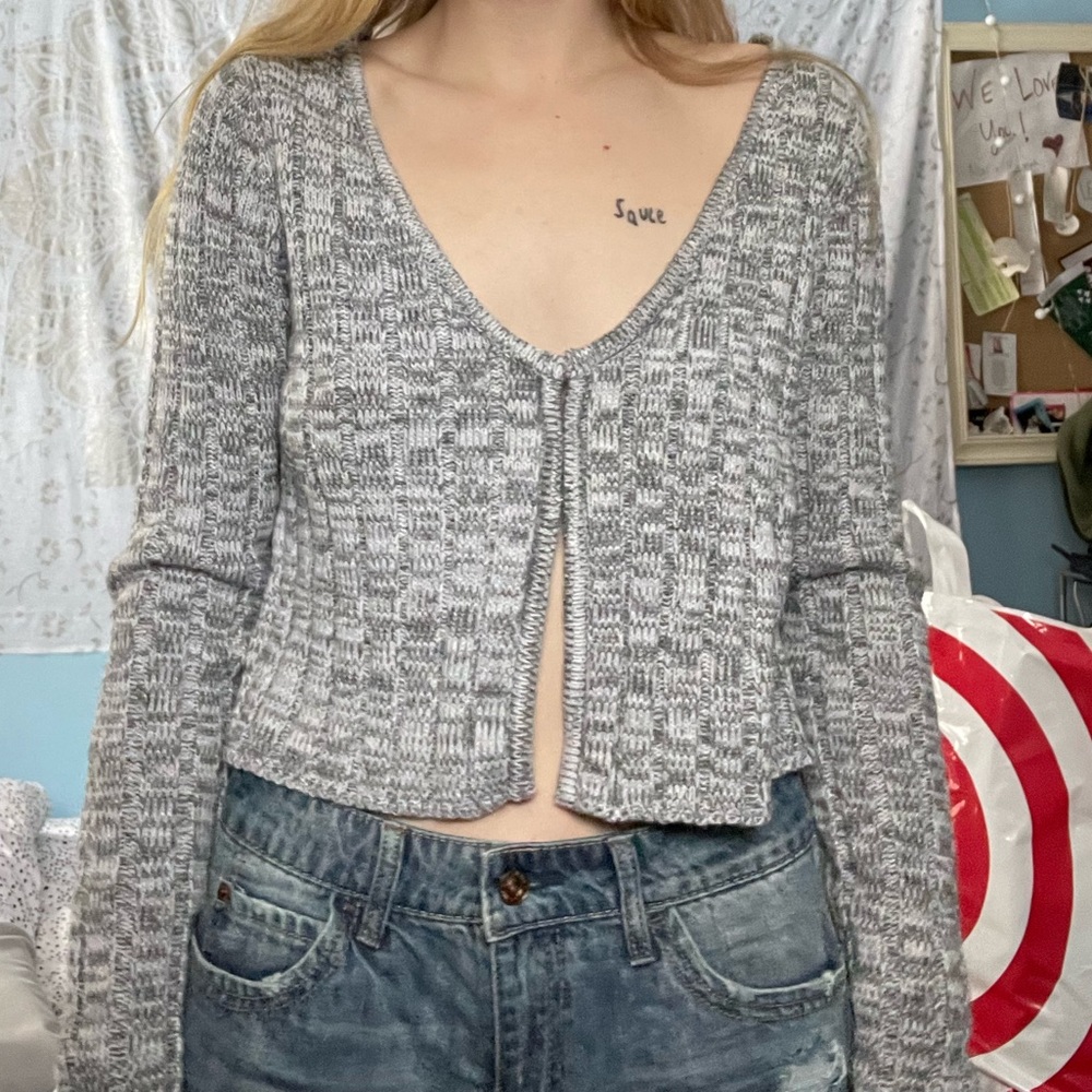 long sleeve cropped, clips in the middle sweater.